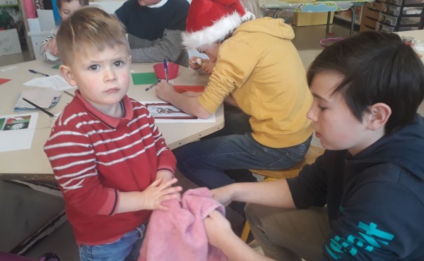 Les collégiens de Sainte-Anne lisent des contes de Noël aux maternelles de Saint-Jean