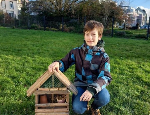 CELIAN CONSTRUIT UN HOTEL A INSECTES POUR LE COLLEGE